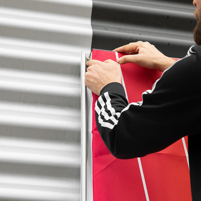 Outdoor-Textilrahmen an Wand montiert, individuell bedruckt, bei Signalshop.de als Werbeartikel erh1ltlich.