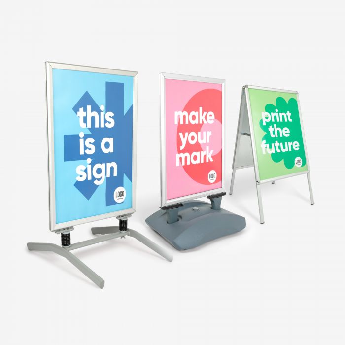Gehwegschilder in Blau, Pink und Grün mit Logo, individuell gestaltbar bei Signalshop.de für Werbeartikel.