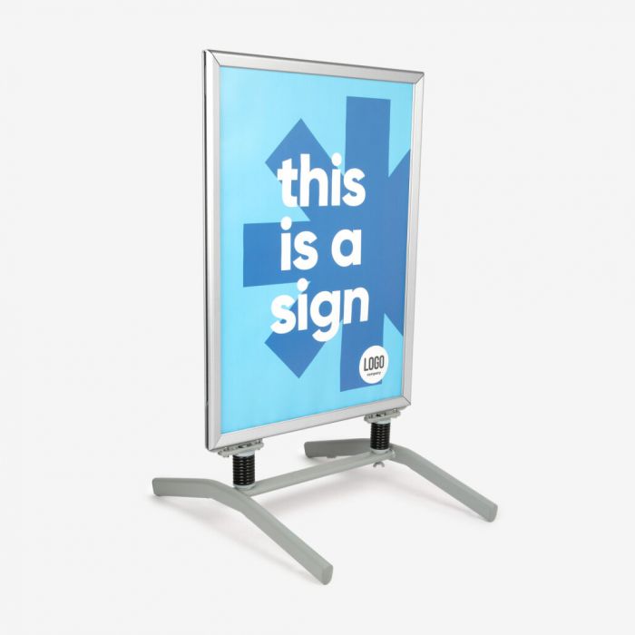 Gehwegschild mit silbernem Rahmen, individuell bedruckbar mit Logo. Erhältlich bei Signalshop.de als Werbeartikel, Werbegeschenk, Werbemittel, Giveaway.