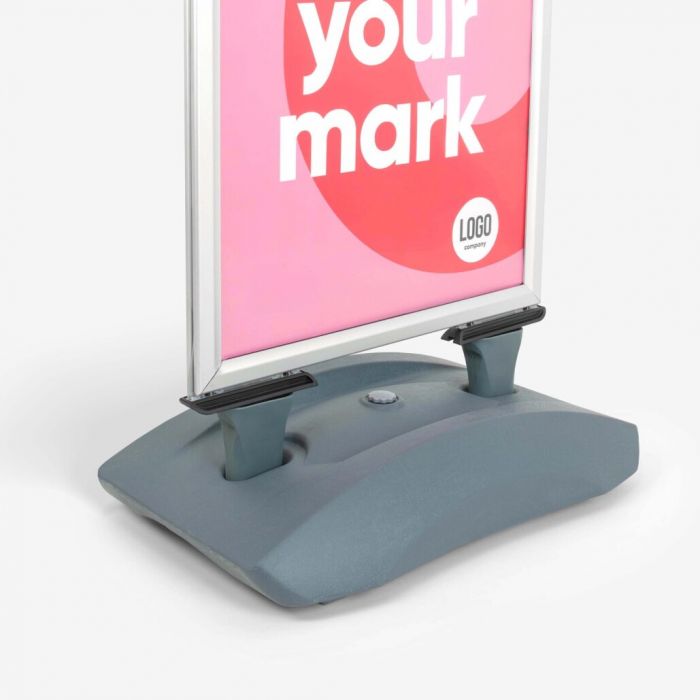 Gehwegschilder mit grauem Sockel, individuell mit Logo gestaltbar, Werbeartikel von Signalshop.de.