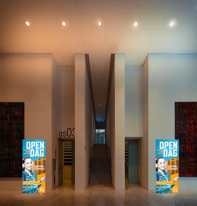 Pop-up LED Rahmen in modernem Flur, individuell bedruckbar, ideal als Werbeartikel von Signalshop.de.