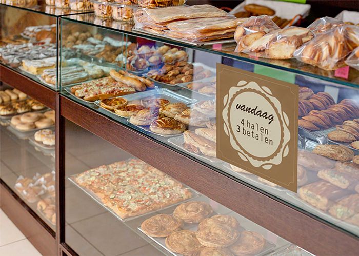 Selbstklebendes Poster an Bäckereivitrine, individuell gestaltbar mit Logo, von Signalshop.de; Werbeartikel, Werbegeschenke, Werbemittel, Giveaway.