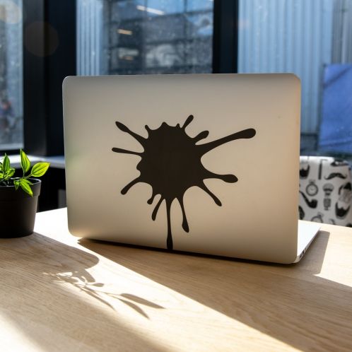 Individuell gestaltbarer Aufkleber mit schwarzem Klecks-Design auf Laptop, Signalshop.de Werbeartikel.