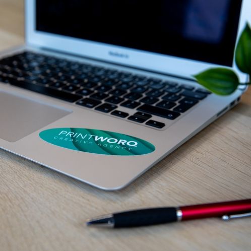 Ovaler Aufkleber auf Laptop, individuell gestaltbar mit Logo, erhältlich bei Signalshop.de; Werbeartikel, Werbegeschenke, Werbemittel, Giveaway.