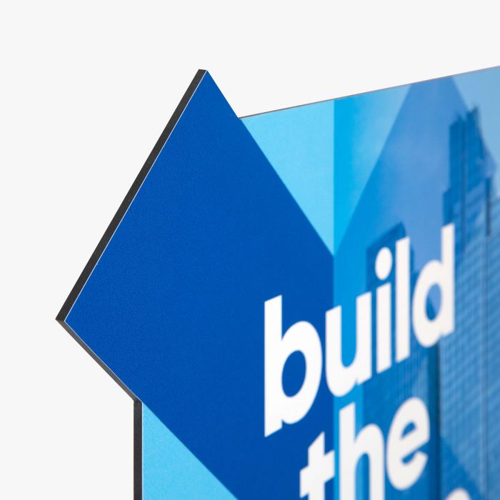 Blaues Fassadenschild in Pfeilform, individuell bedruckbar, perfekt als Werbeartikel von Signalshop.de.