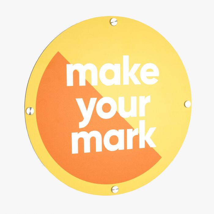 Rundes gelbes Fassadenschild mit "make your mark" Schriftzug, individuell gestaltbar, Signalshop.de Werbeartikel.