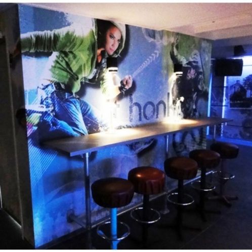 Nahtlose Fototapete mit Jugendmotiv an Barwand, individuell gestaltet, verfügbar bei Signalshop.de als Werbeartikel.