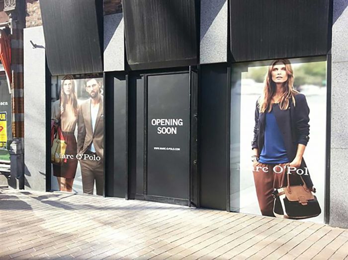 Fensteraufkleber mit "Opening Soon" Schriftzug, individuell gestaltbar, Signalshop.de Werbeartikel.