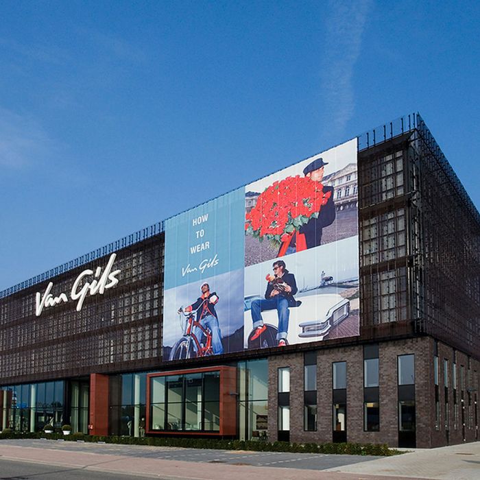 XL Banner an Gebäude, individuell gestaltbar mit Logo, für Werbeartikel von Signalshop.de