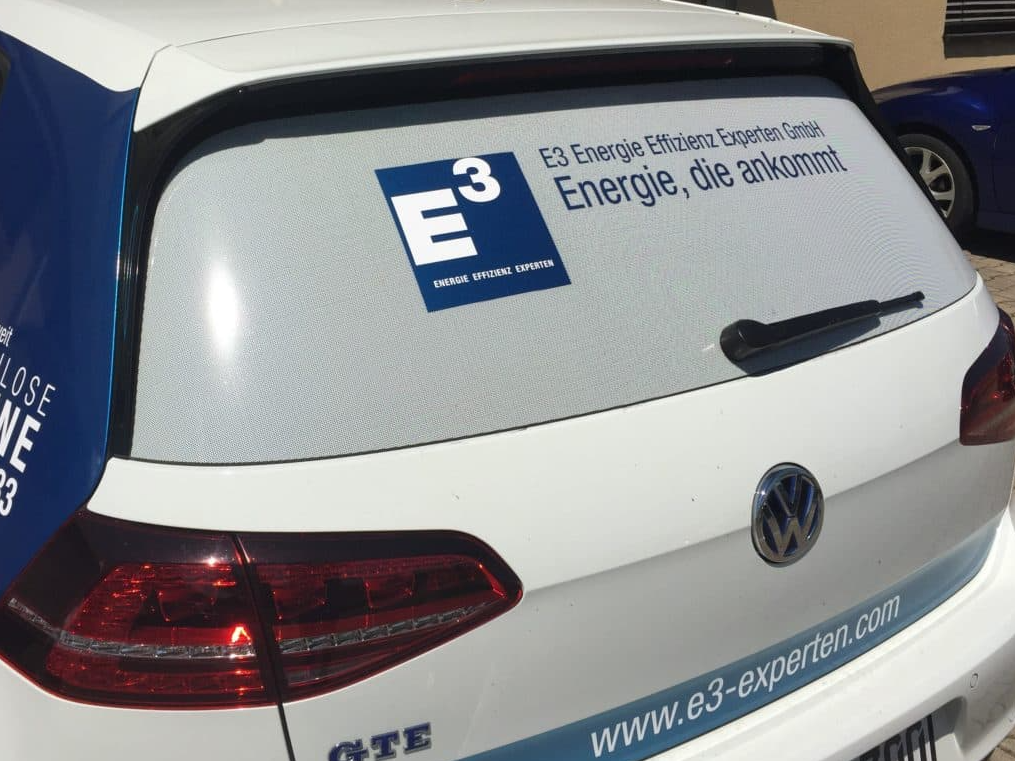 Fensteraufkleber auf Auto, individuell bedruckt mit Logo, Werbeartikel von Signalshop.de, Werbegeschenke.