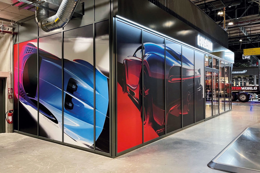 Individuell gestaltbarer Fensteraufkleber mit Autodesign bei Signalshop.de, ideal als Werbeartikel.