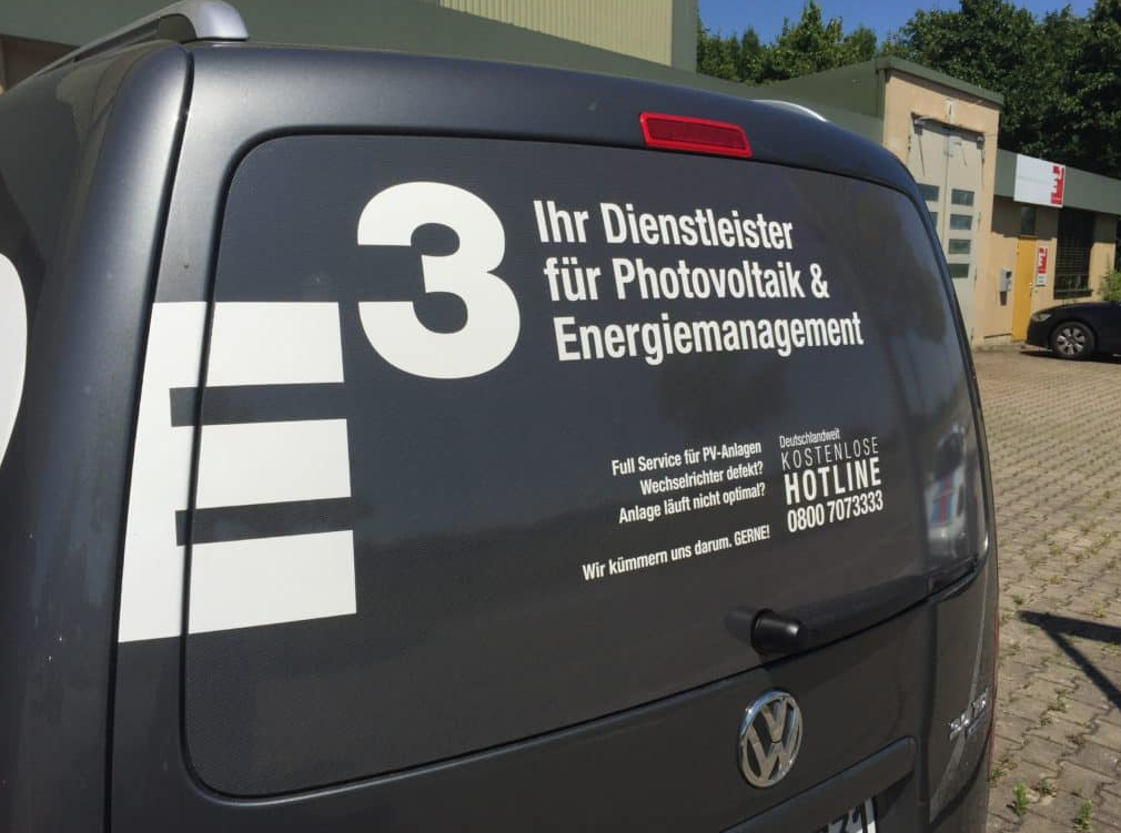 Fensteraufkleber auf Auto, individuell bedruckt mit Text, Signalshop.de Werbeartikel Werbegeschenke Werbemittel Giveaway.