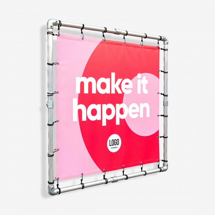 Rotes Banner mit dem Text „Make it happen“ und einem runden Logo, umrahmt von einer Metallrohrstruktur.