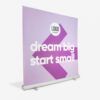 Lilafarbenes Banner mit dem Text „Dream Big“, „Start Small“ und einem Logo-Platzhalter auf weißem Hintergrund.