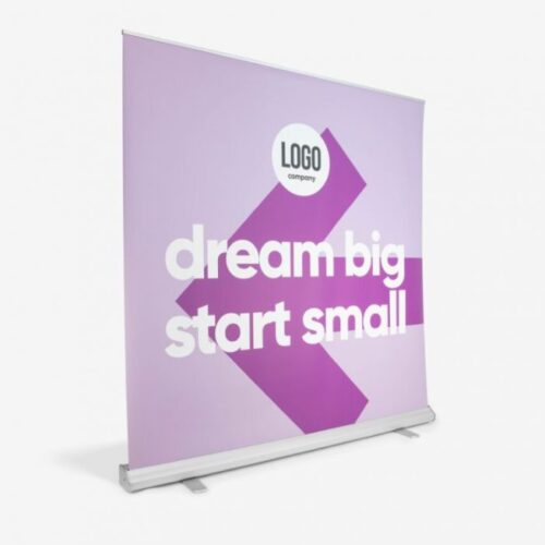 Lilafarbenes Banner mit dem Text „Dream Big“, „Start Small“ und einem Logo-Platzhalter auf weißem Hintergrund.