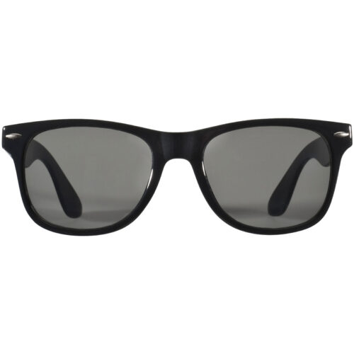 Schwarze Sonnenbrille im Wayfarer-Stil mit dunklen Gläsern auf weißem Hintergrund.