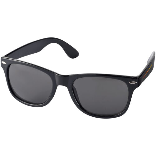 Schwarze Sonnenbrille im Wayfarer-Stil mit dunklen Gläsern.