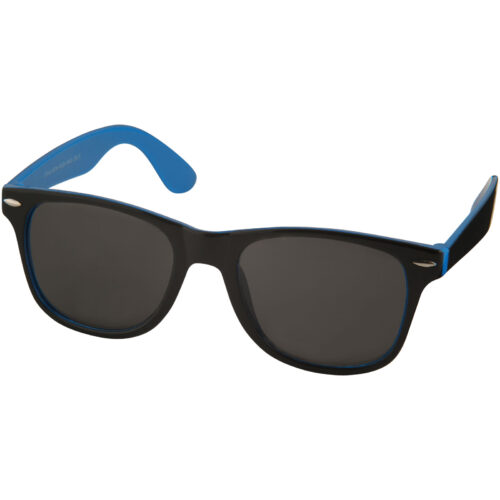 Schwarze Sonnenbrille mit blauem Innenrahmen und schwarzen Gläsern.