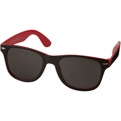 Schwarze und rote Sonnenbrille im Wayfarer-Stil mit dunklen Gläsern.