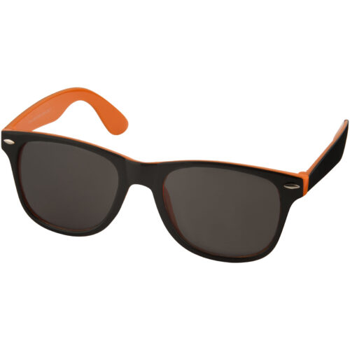 Schwarze Sonnenbrille mit orangefarbenen Bügeln auf weißem Hintergrund.