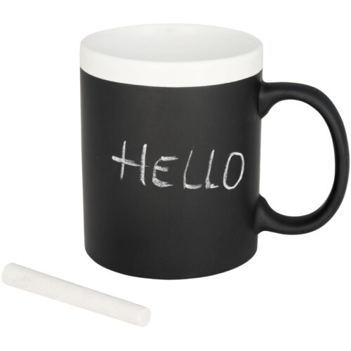 Tafeltasse mit der Aufschrift „HALLO“ in Kreide und einem Stück weißer Kreide an der Seite.