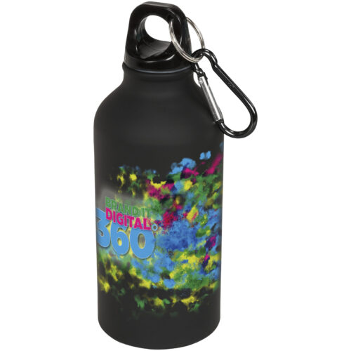 Schwarze Wasserflasche mit buntem Farbspritzer-Design, Karabiner am Deckel befestigt.