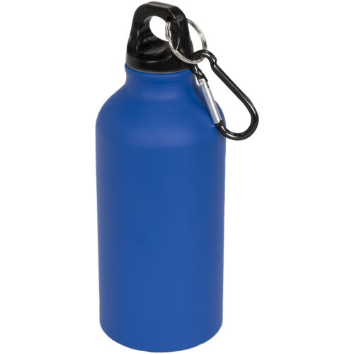 Blaue Wasserflasche aus Metall mit schwarzem Deckel und Karabinerhaken.