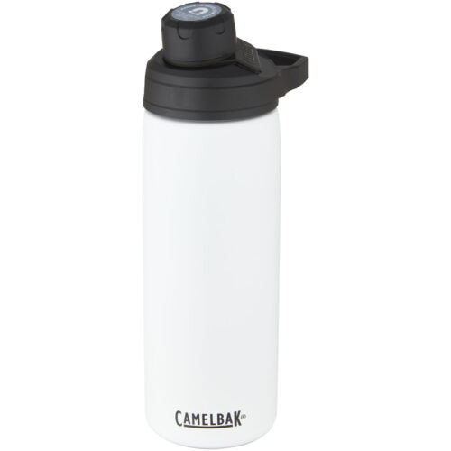 Weiße CamelBak-Wasserflasche mit schwarzem Deckel und Ausguss auf weißem Hintergrund. personalisierte trinkflasche