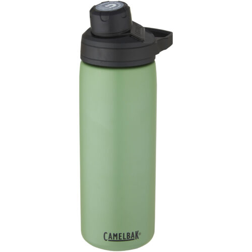 Eine grüne CamelBak-Wasserflasche mit schwarzem Deckel und Tragegriff. personalisierte trinkflasche