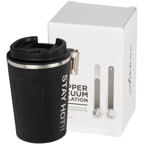 Schwarzer Isolierbecher mit dem Text „STAY HOT!!“ neben der Verpackungsbox.