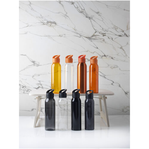 Ein Set aus sechs Plastikwasserflaschen in Orange und Schwarz, präsentiert auf einem Holzständer vor einem Marmorhintergrund.