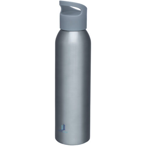 Silberne Wasserflasche aus Metall mit grauem Deckel und kleinem Logo am Boden.