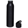 Eine schwarze Wasserflasche aus Edelstahl mit einem separaten Deckel mit Schlaufe daneben.