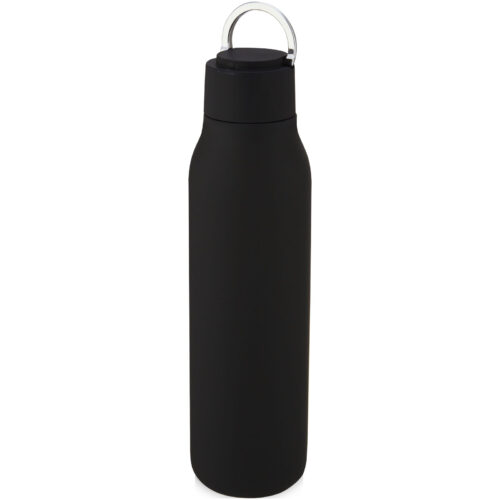 Eine schwarze, matte Thermosflasche mit silbernem Ringverschluss auf weißem Hintergrund.