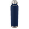 Eine blaue isolierte Wasserflasche mit silbernem Deckel und Griff.