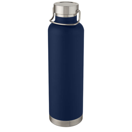 Eine blaue isolierte Wasserflasche mit silbernem Deckel und Griff.