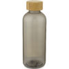 Graue Glasflasche mit Holzverschluss vor weißem Hintergrund.