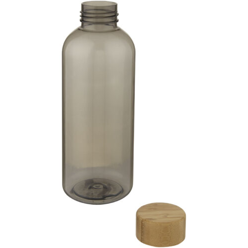 Eine graue leere Flasche mit Schraubhals neben einem runden Holzverschluss auf weißem Hintergrund.