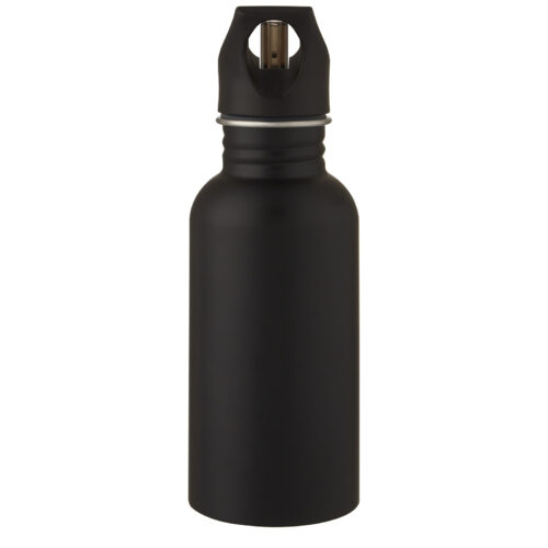 Schwarze, matte Wasserflasche mit Metalldeckel, aufrecht stehend auf weißem Hintergrund.