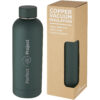 Grüne isolierte Wasserflasche mit Perfect Project-Logo neben einem Karton mit der Aufschrift „Copper Vacuum Insulation“.