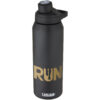 Schwarze CamelBak-Wasserflasche mit dem Wort RUN in goldener Schrift auf der Seite.