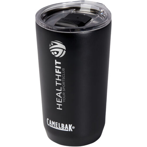 Schwarzer Isolierbecher mit den Logos „Healthfit Your Sports Club“ und „CamelBak“, durchsichtiger Deckel oben.