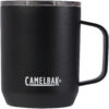 Ein schwarzer Camelbak-Becher mit Henkel und durchsichtigem Deckel.