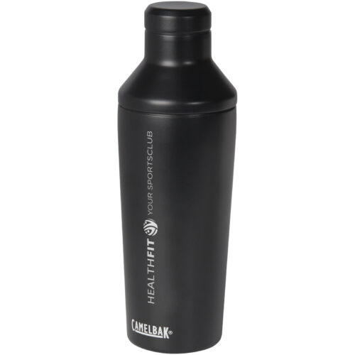 Eine schwarze CamelBak-Wasserflasche mit dem weißen Aufdruck „HEALTHTHIFT YOUR SPORTSCLUB“.