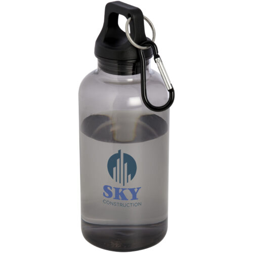 Transparente Wasserflasche mit schwarzem Deckel, Karabinerhaken und Sky Construction-Logo auf einer Seite.