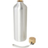 Silberne Wasserflasche aus Metall mit separatem Holzdeckel und Tragegurt.