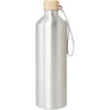 Silberne Wasserflasche aus Metall mit Holzverschluss und Tragegurt auf weißem Hintergrund.