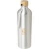 Silberne Wasserflasche mit Holzverschluss und Stoffschlaufe, versehen mit einem goldenen Logo-Design.