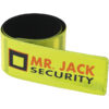 Gelbe reflektierende Armbinde mit der Aufschrift „Mr. Jack Security“ mit schwarzem und orangefarbenem Text auf dunklem Hintergrund.