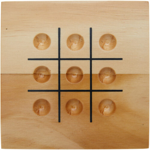 Tic-Tac-Toe-Brett aus Holz mit Stiftlöchern auf einer hellen Holzoberfläche.